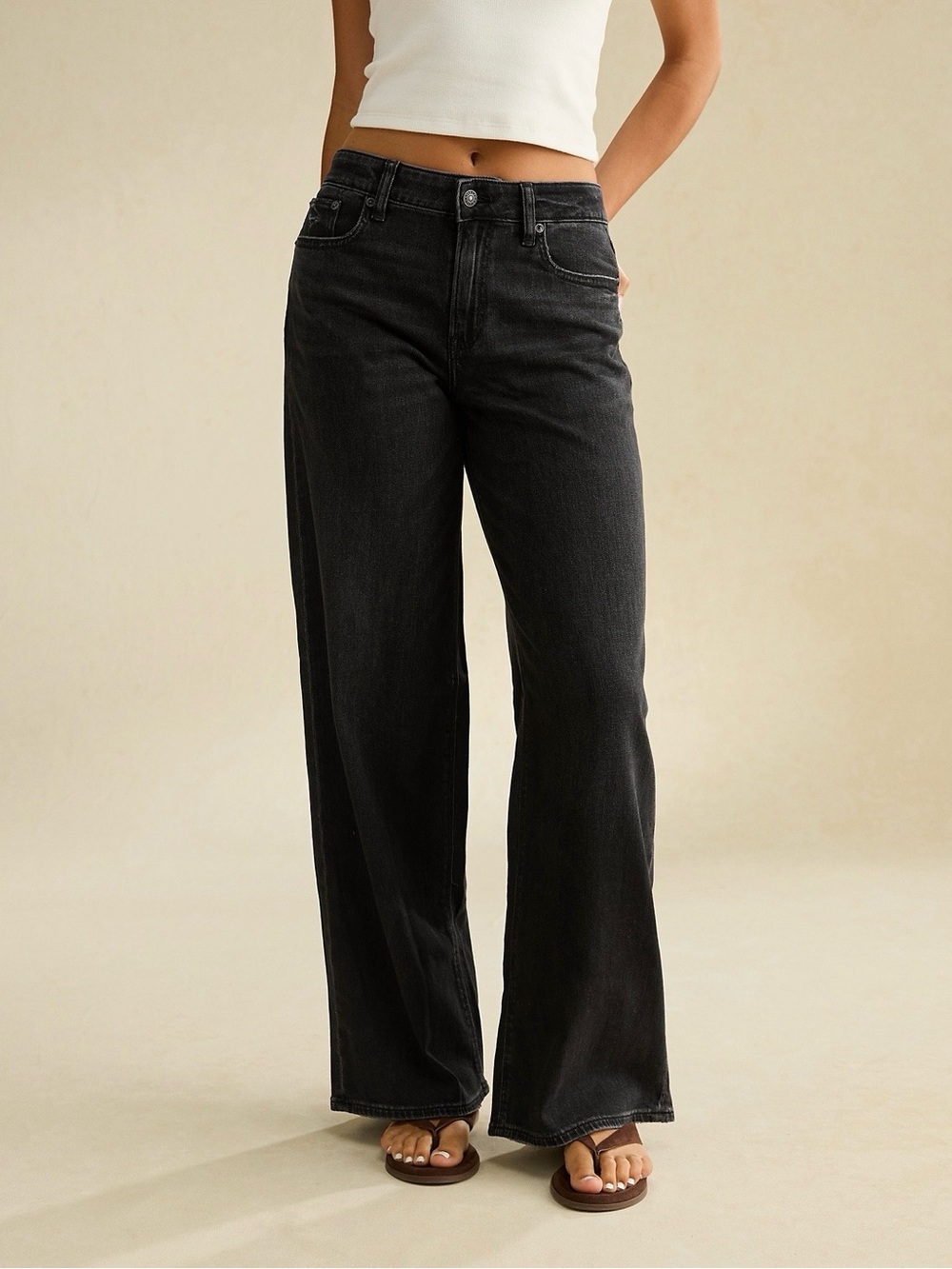 AE Super High-Waisted Baggy Wide-
Leg Jean